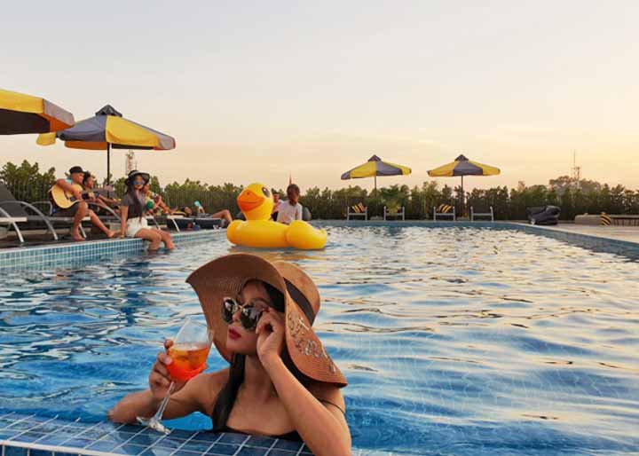 The Twizt – Lifestyle Hostel Pool Sunset
